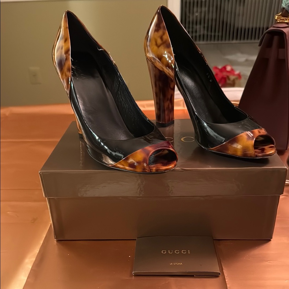 Gucci Vernice Tartaruga Peep Toe Heels!!!!